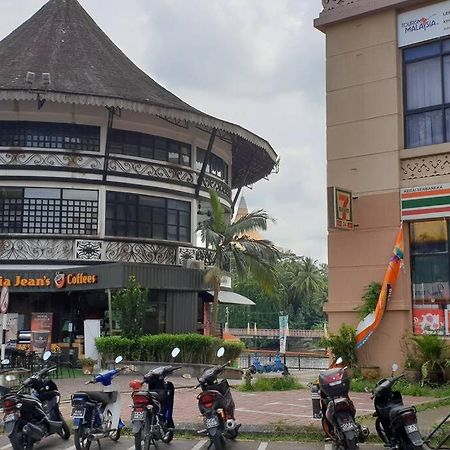 Lovely Waterfront Riverbank Suite With Pool Kuching Exterior foto