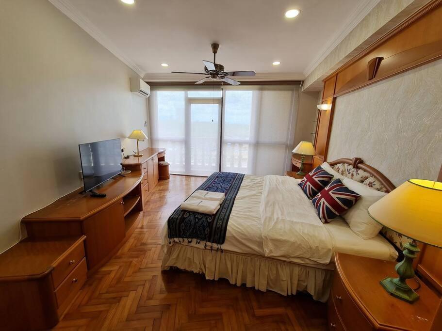 Lovely Waterfront Riverbank Suite With Pool Kuching Exterior foto