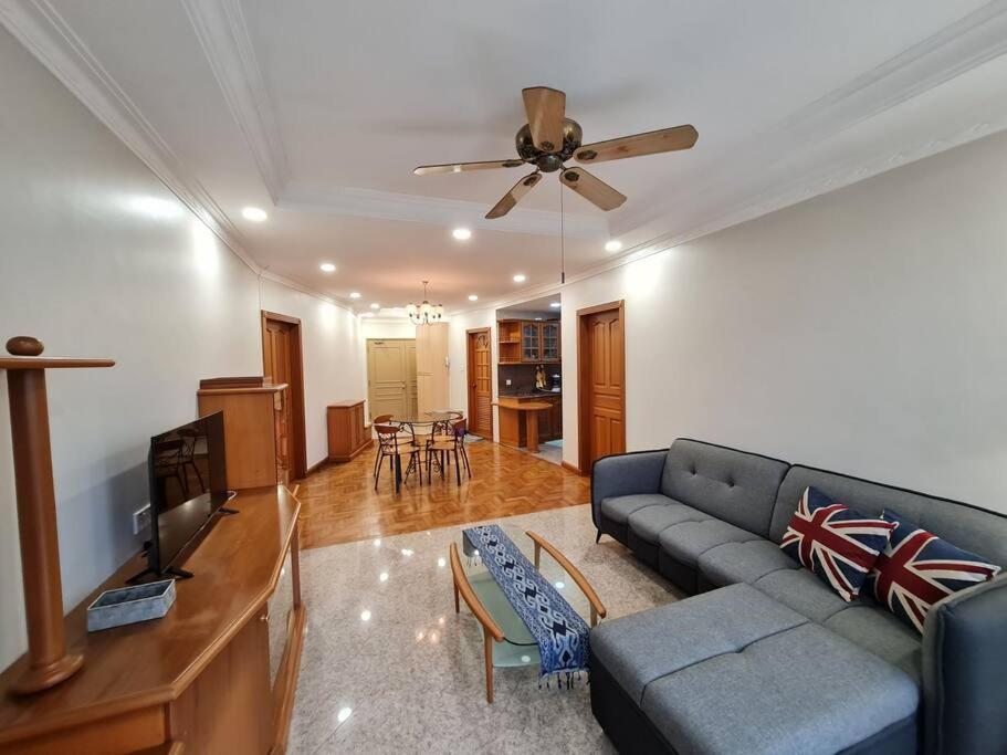 Lovely Waterfront Riverbank Suite With Pool Kuching Exterior foto