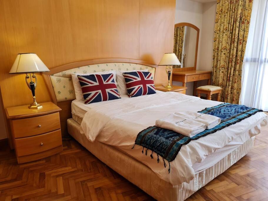 Lovely Waterfront Riverbank Suite With Pool Kuching Exterior foto