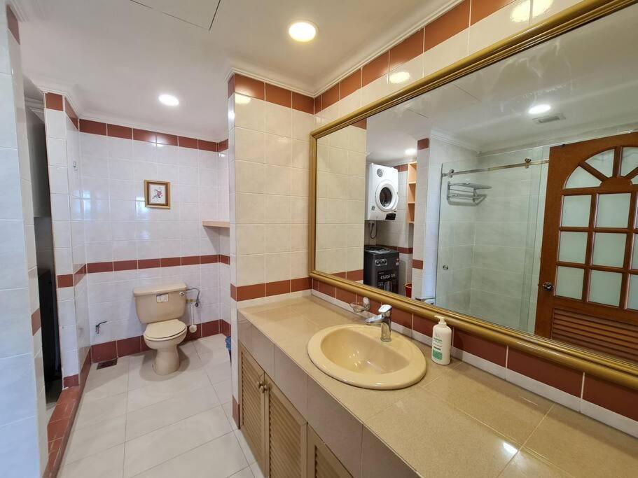 Lovely Waterfront Riverbank Suite With Pool Kuching Exterior foto