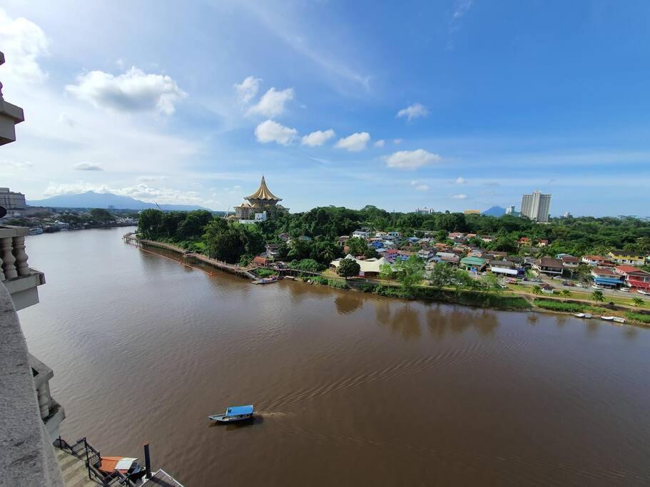 Lovely Waterfront Riverbank Suite With Pool Kuching Exterior foto