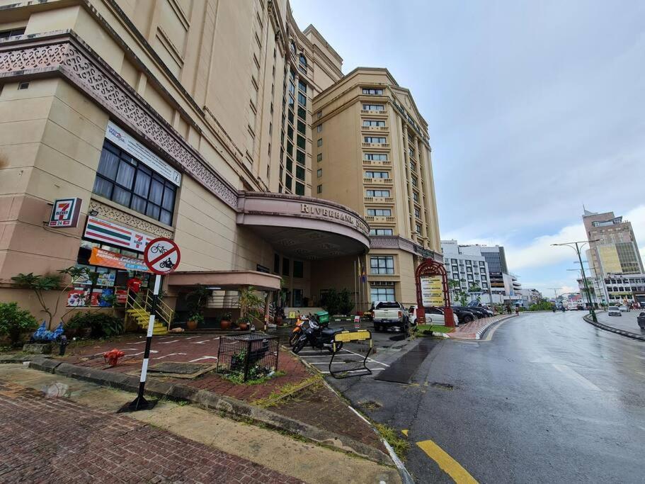 Lovely Waterfront Riverbank Suite With Pool Kuching Exterior foto