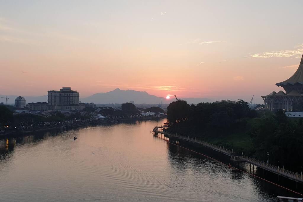 Lovely Waterfront Riverbank Suite With Pool Kuching Exterior foto